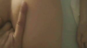 ایک خوبصورت busty ویلنتینا Nappi لیتا ہے میں ایک بڑا سیاہ ڈک ، باورچی خانے